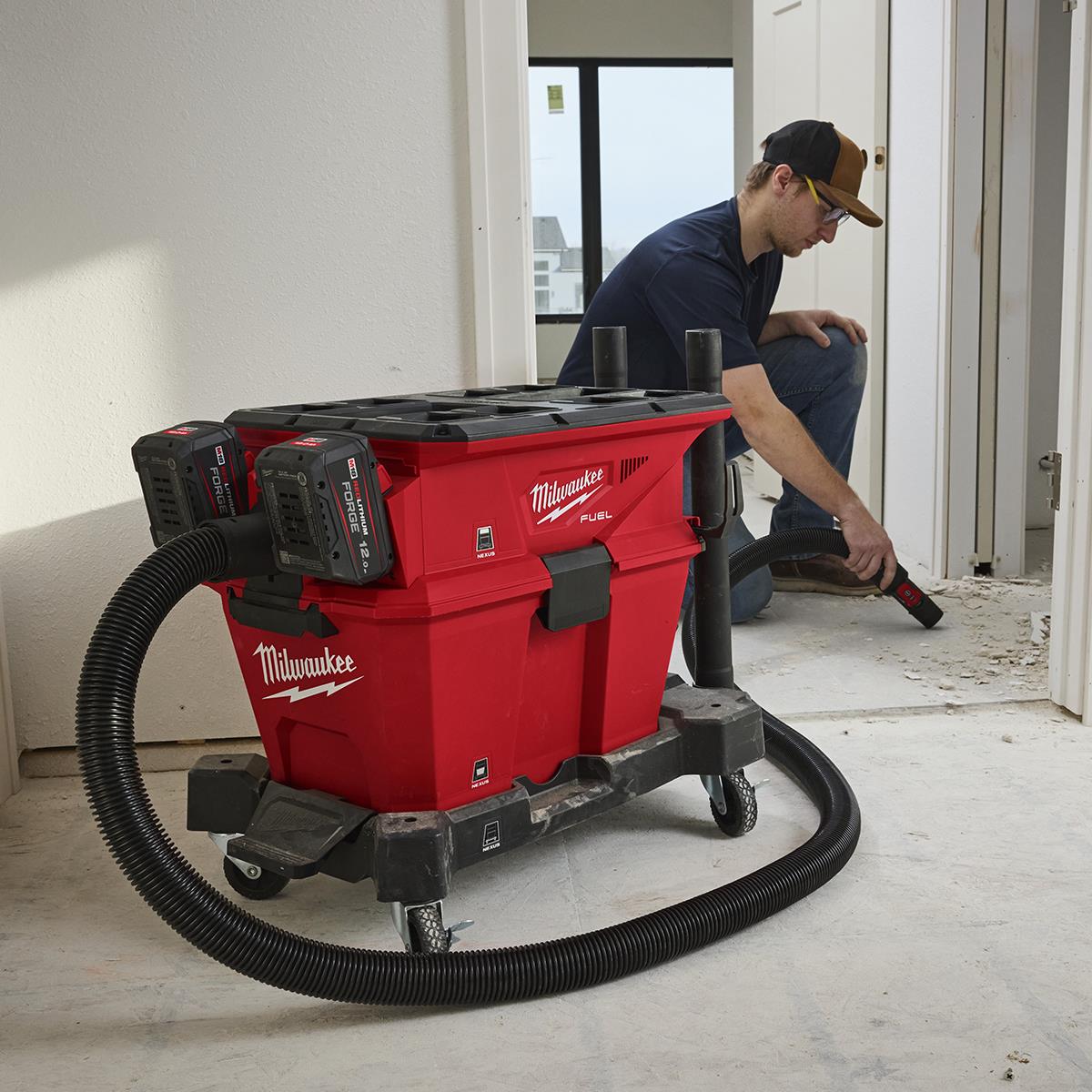 Milwaukee M18F2VC23LG2-0 36V Brushless Wet & Dry Vacuum Cleaner with 2 x 5.0Ah Battery & Charger