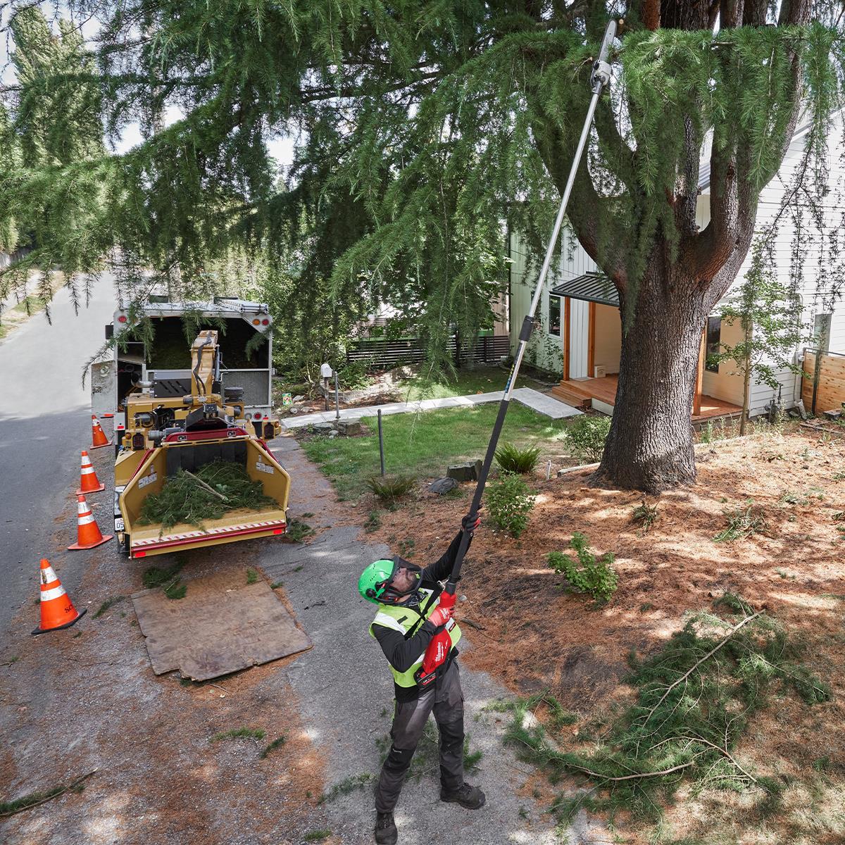 Milwaukee M18FTPS30-121 M18 FUEL 18V Brushless 30cm Telescopic Pole Chainsaw with 1 x 12.0Ah Battery & Charger 4933499228