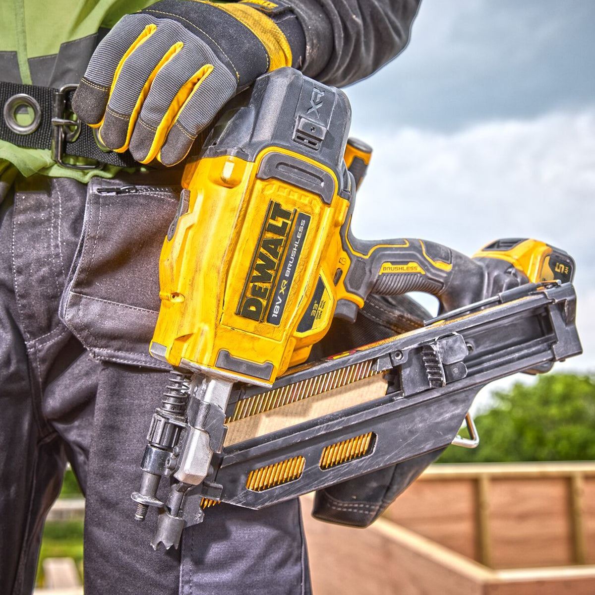 DeWalt DCN930N 18V Brushless First Fix 90mm Framing Nailer with 1 x 5.0Ah Battery Charger & Bag