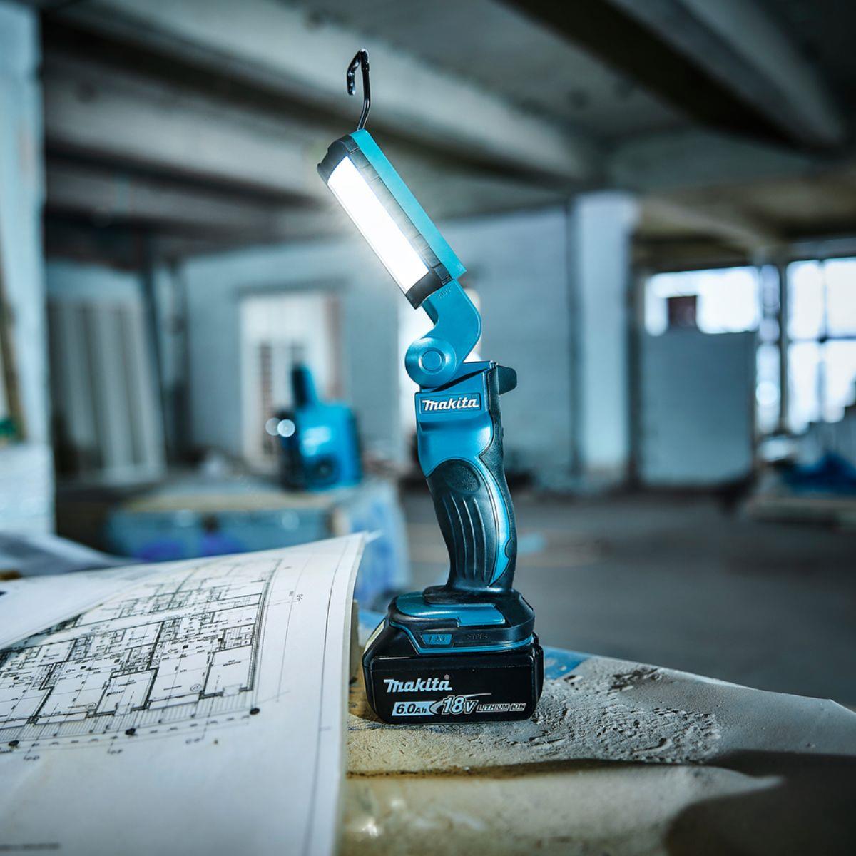 Makita DML801 18V Rechargeable Florescent 12 LED Light Torch with 1 x 5.0Ah Battery & Charger