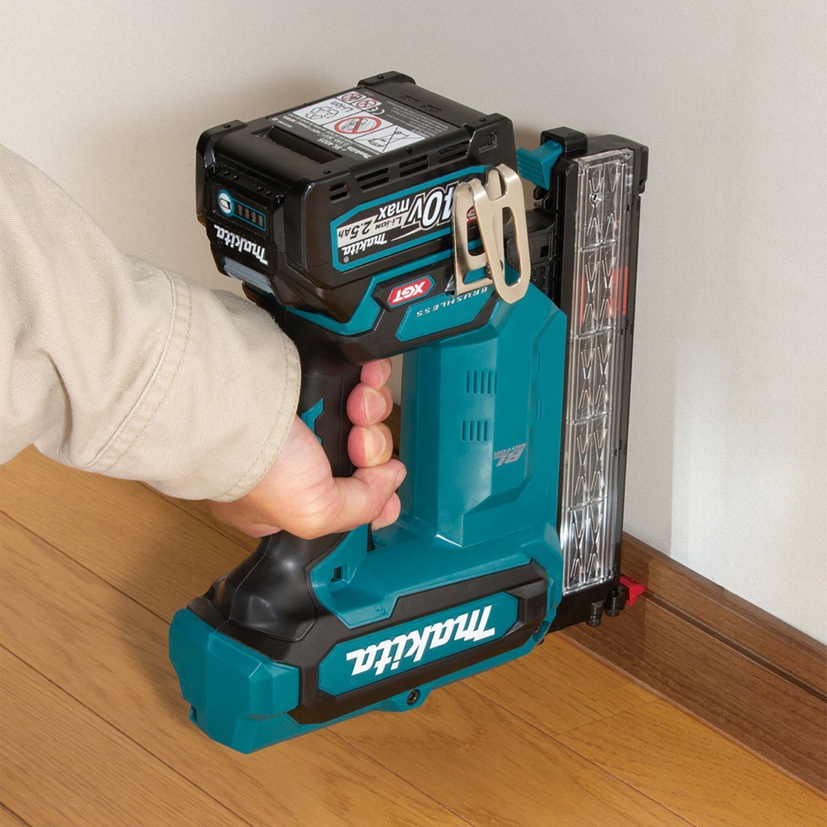 Makita FN001GD201 40V Max XGT Brushless 18Ga Brad Nailer With 2 x 2.5Ah Battery, Charger & Case