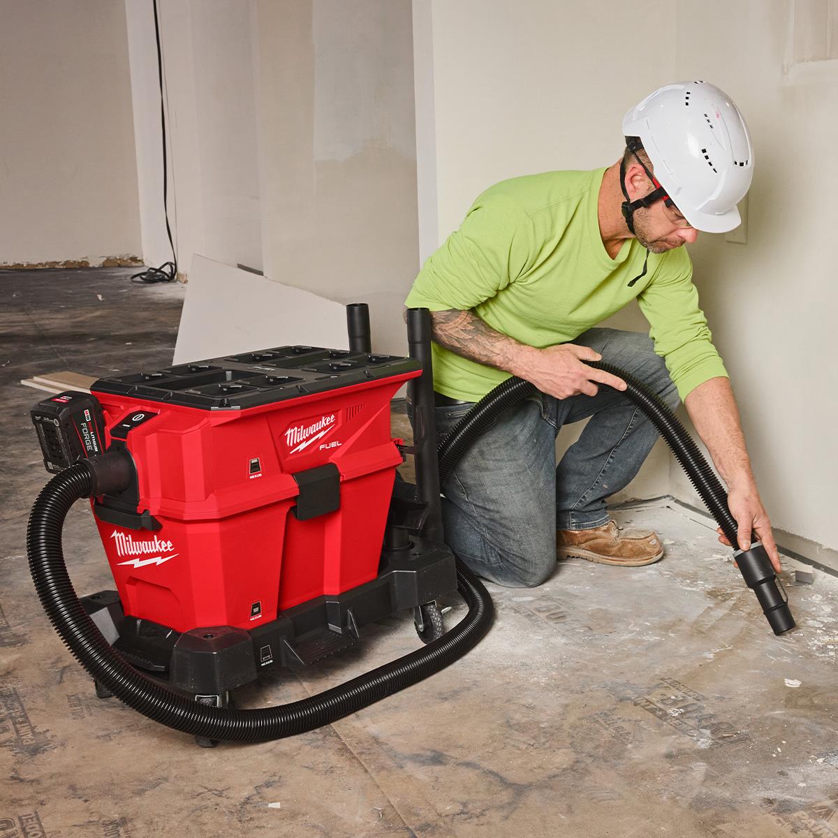 Milwaukee M18FVC23L-0 18V Brushless Wet & Dry Vacuum Cleaner with 1 x 8.0Ah Battery & Charger