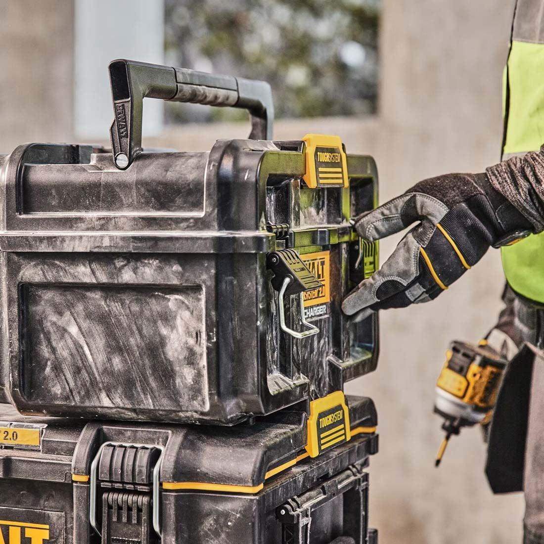 DeWalt DWST83470 Toughsystem 2.0 Charger Box with 2 x 5.0Ah DCB184 Battery