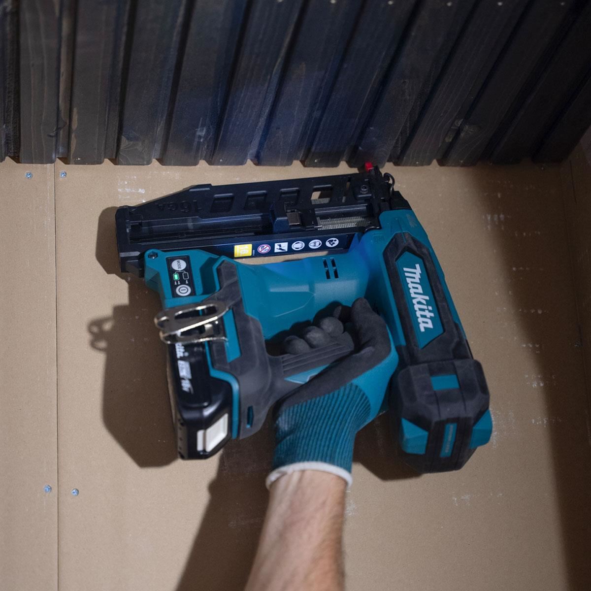 Makita DBN601RTJ 18V LXT 16G Brushless Finishing Nailer With 2 x 5.0Ah Battery, Charger & Case