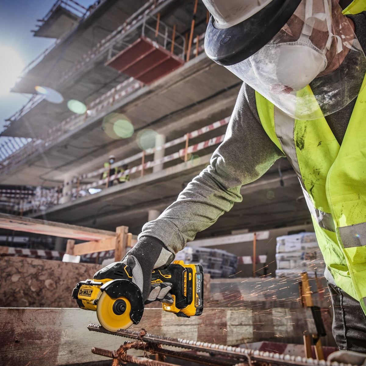Dewalt DCS438NT 18V XR Brushless 76mm Cut Off Saw with 1 x 9.0Ah Battery Charger & Case