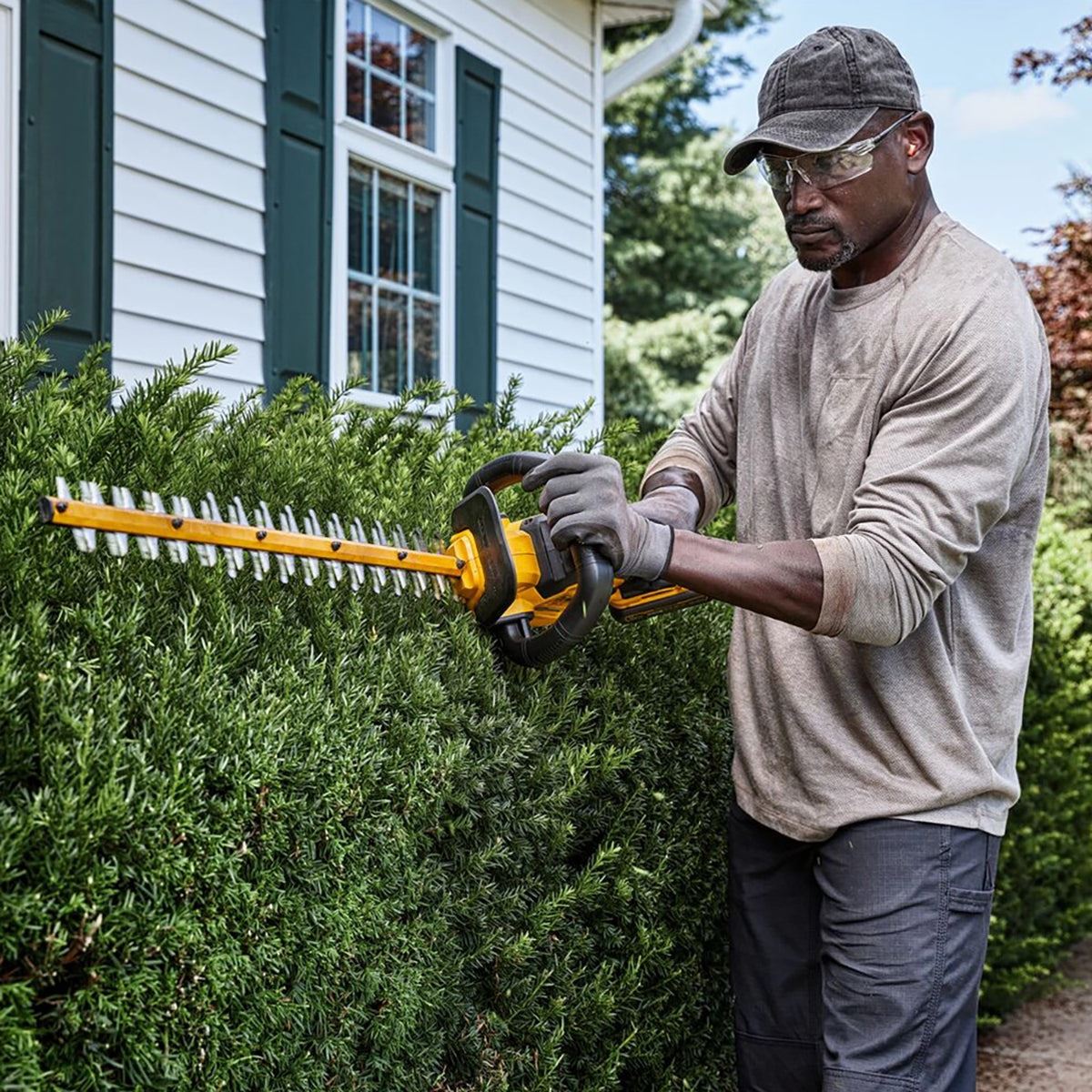 Dewalt DCMHT573N-XJ 54V XR FlexVolt Brushless Hedge Trimmer with 1 x 9.0Ah Battery & Charger