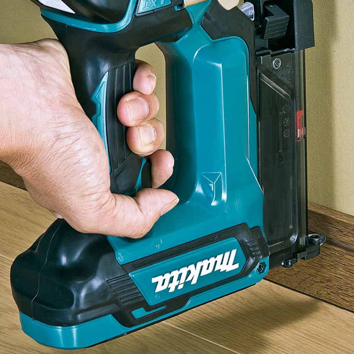 Makita DPT353Z 18V First Fix 23Ga Pin Nailer with 1 x 6.0Ah Battery & Charger