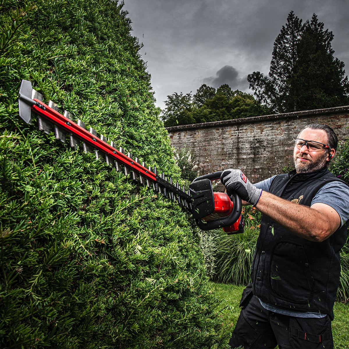 Milwaukee M18FHET60G2-0 18V FUEL Brushless 60cm Hedge Trimmer with 1 x 12.0Ah Battery & Charger