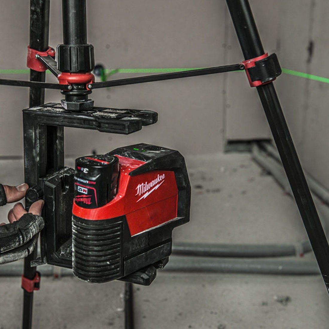 Milwaukee M12CLLP-0 12V Green Cross Line 2 Plane Laser 360° with 1 x 3.0Ah Battery Charger & Case
