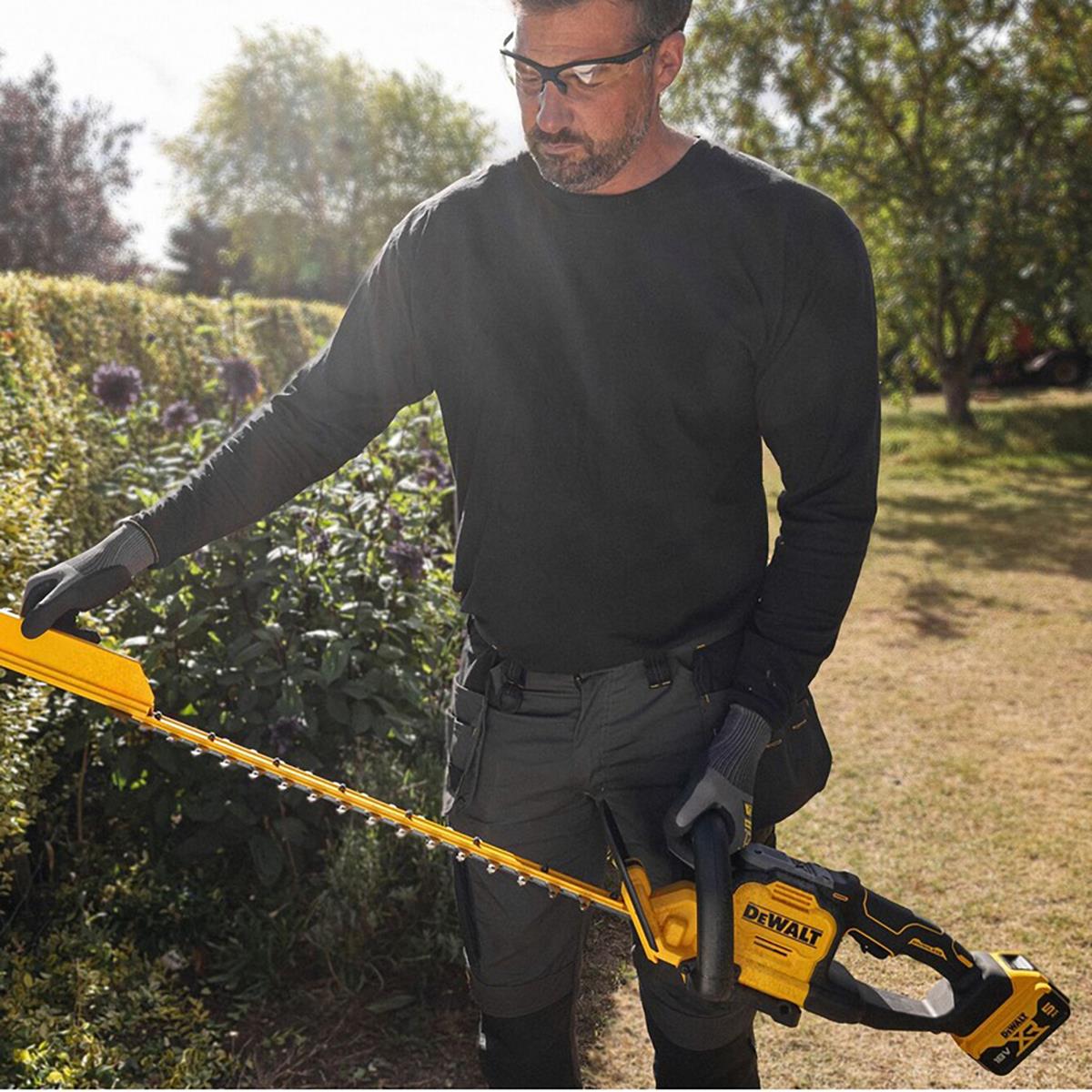 Dewalt DCMHT567P1-GB 18V XR Brushless 60cm Hedge Trimmer with 1 x 5.0Ah Battery & Charger