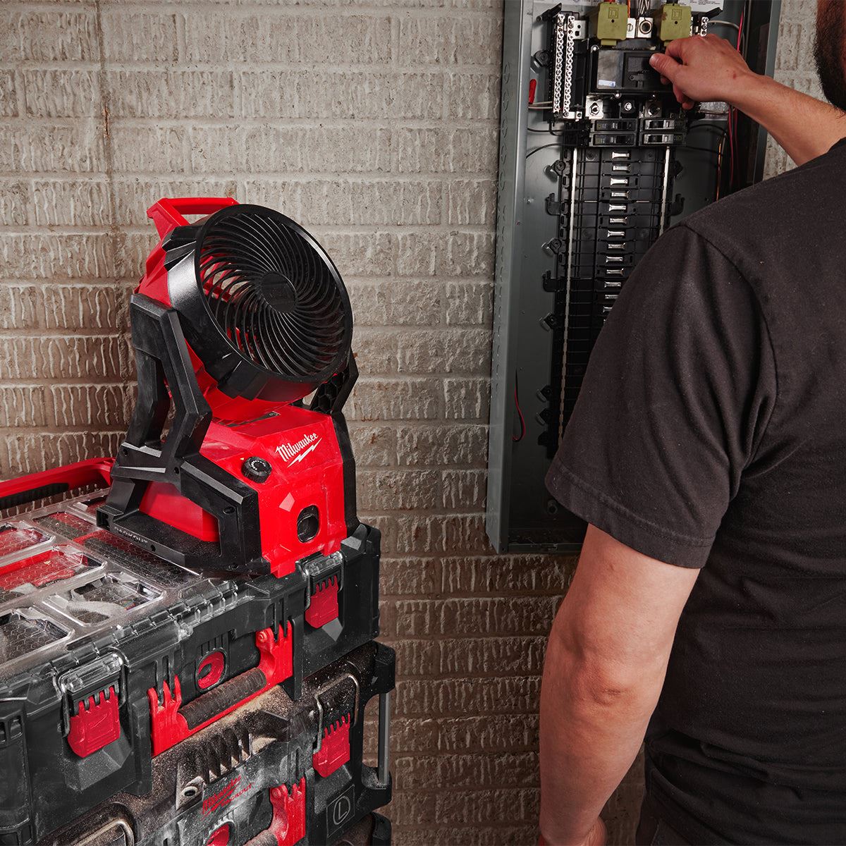 Milwaukee M18AFG2-0 18V 2nd Generation Air Fan with 2 x 5.5Ah Battery & Charger