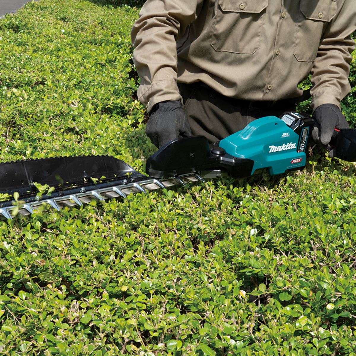 Makita UH014GD202 40v 40vmax XGT 75 cm Brushless Hedge Trimmer with 2 x 2.5Ah Batteries and Charger