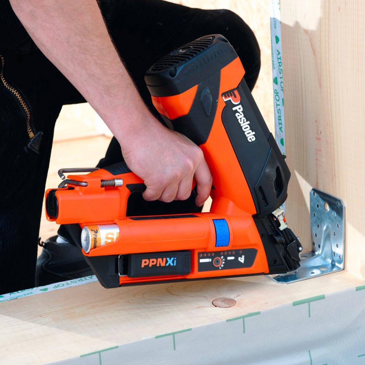 Paslode PPNXi 7.4V First Fix Gas Positive Placement Angled Nailer with 1 x 2.1Ah Battery, Charger & Case 019790