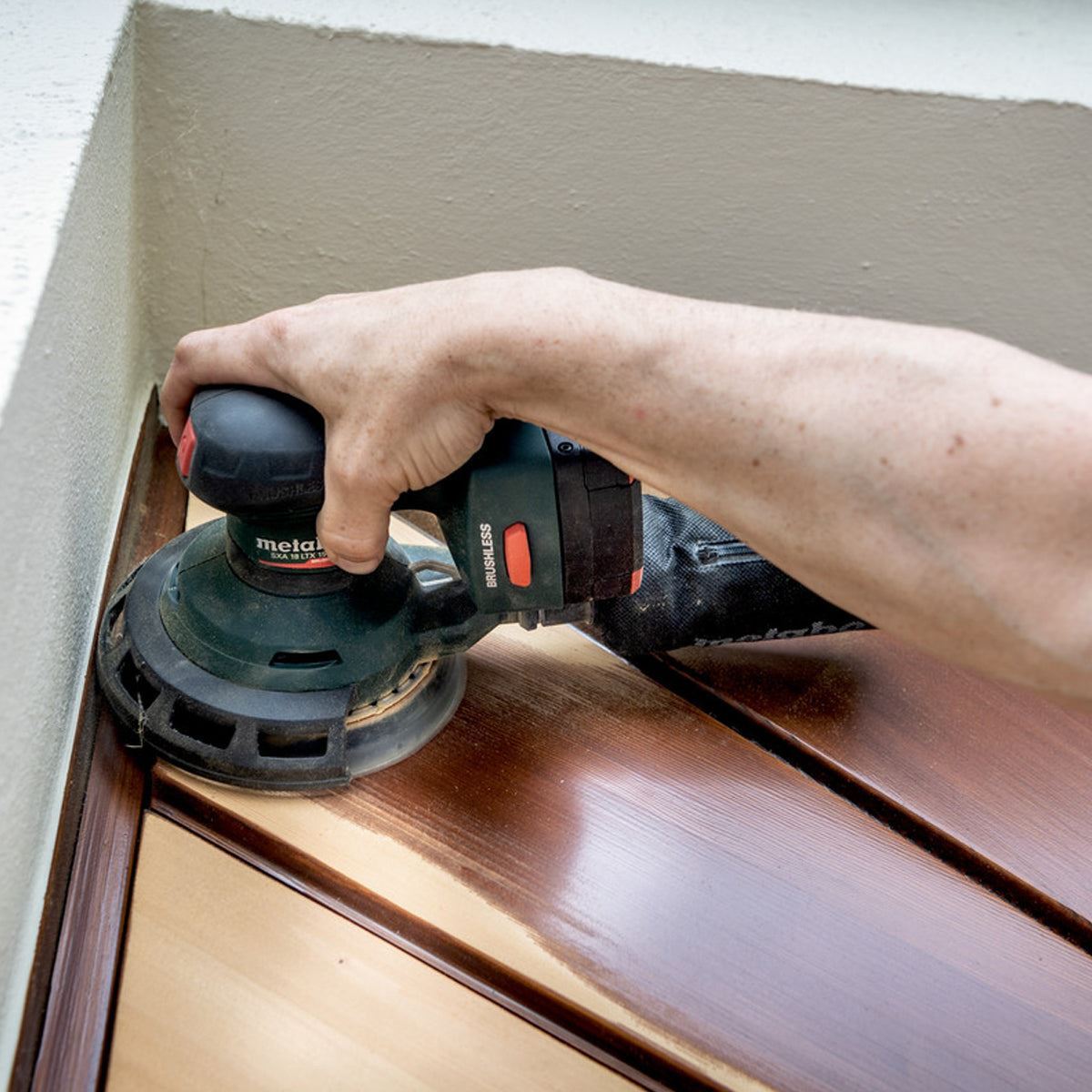 Metabo SXA 18 LTX 150 BL 18V Brushless 150mm Random Orbital Sander with Sanding Disc Mix Grit Pack of 25 & 1 x 5.5Ah Battery, Charger & Case