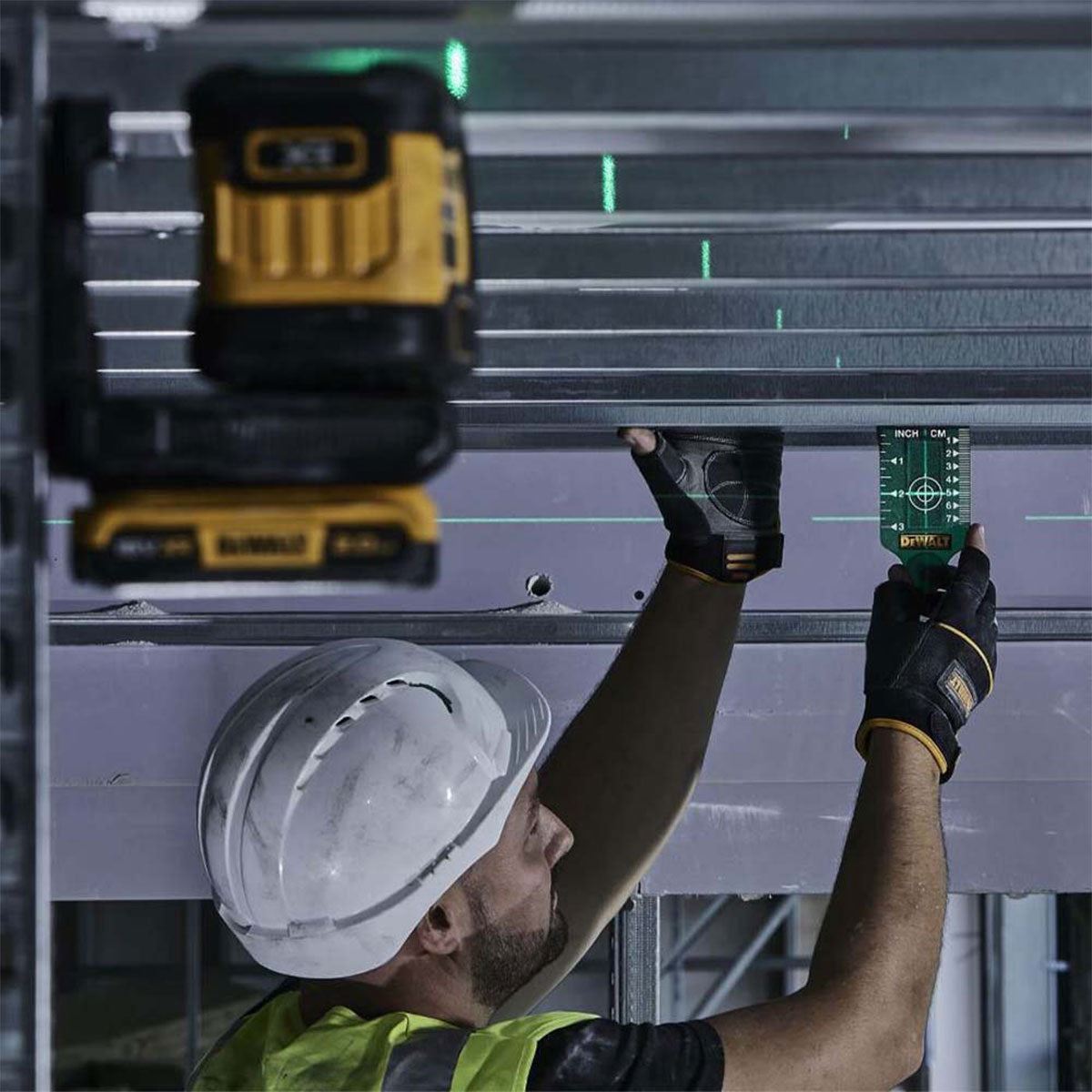 Dewalt DCLE34021D1 18V Green Cross Line Laser 1 x 2.0Ah Battery Charger with DE0735 Tripod