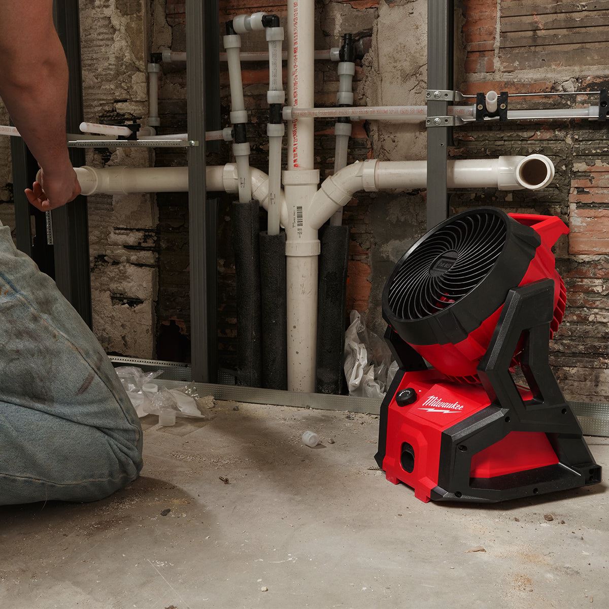 Milwaukee M18AFG2-0 18V 2nd Generation Air Fan with 2 x 5.5Ah Battery & Charger