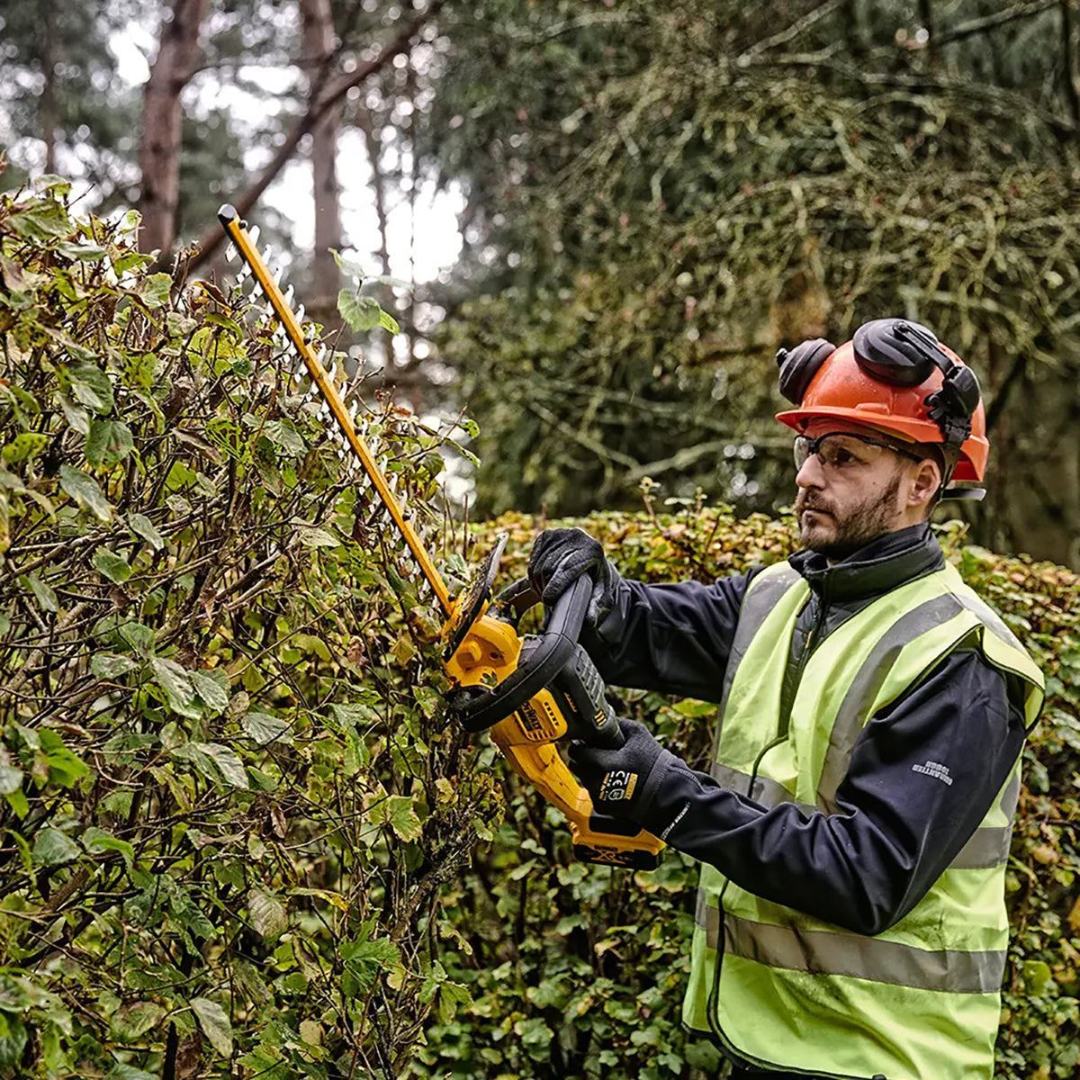 Dewalt DCMHT564P1-GB 18V XR 55cm Hedge Trimmer with 1 x 5.0Ah Battery & Charger