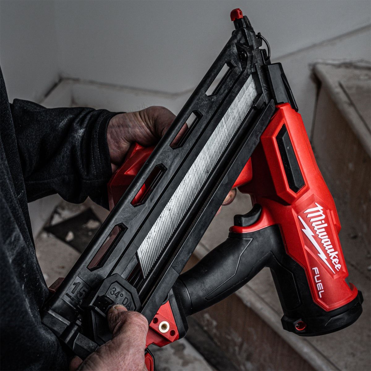 Milwaukee M18FN15GA-0 18V Brushless Angled Finish Nailer with 1 x 5.0Ah Battery & Charger