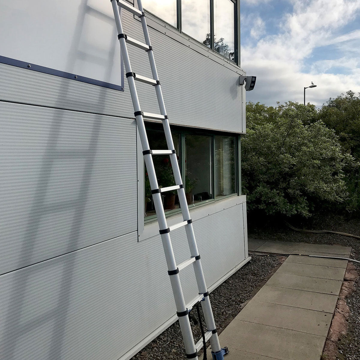 BuildCraft 3.2m Telescopic Task Ladder with Folding Feet SR10102