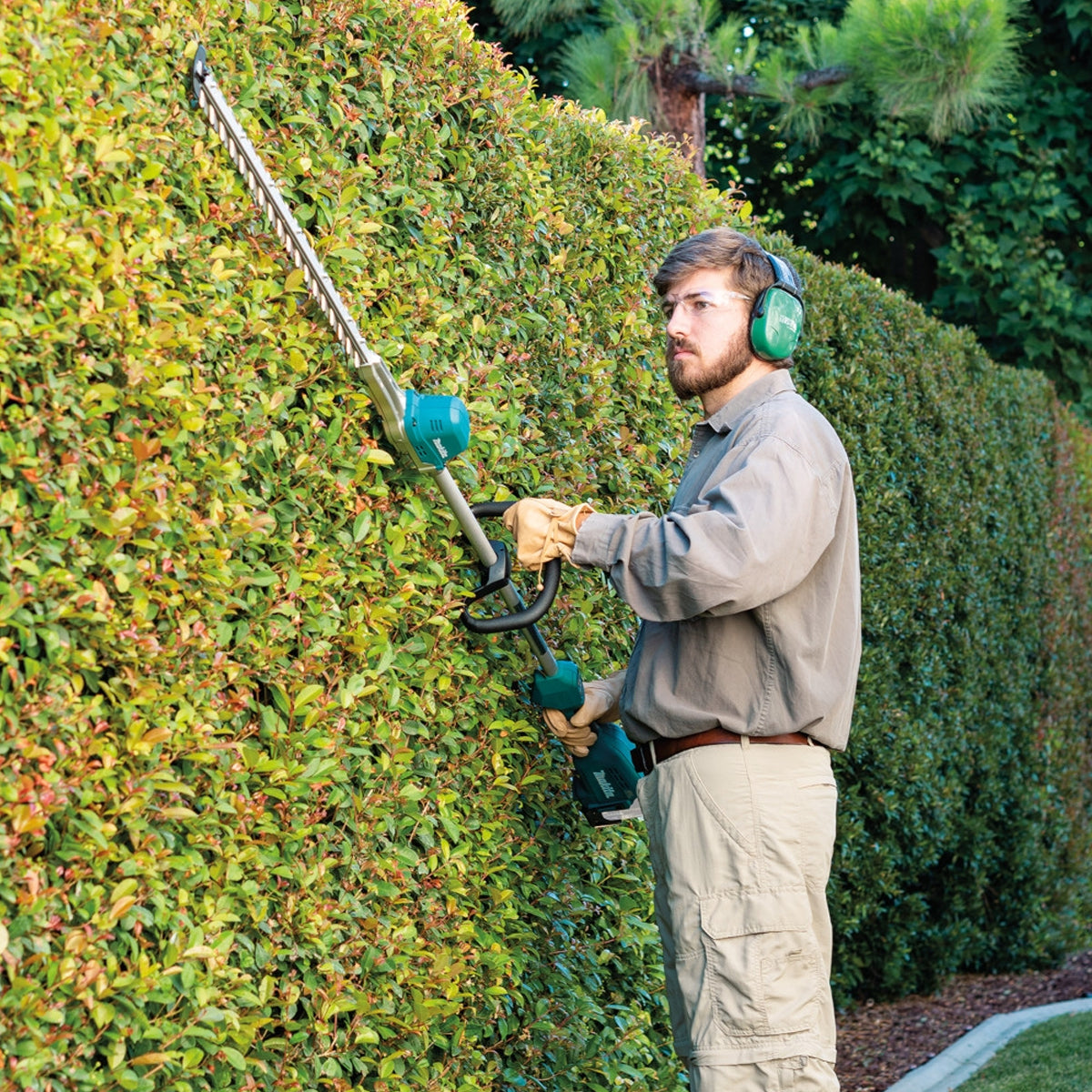 Makita DUN600LRTE 18V Brushless Pole Hedge Trimmer 60cm with 2 x 5.0Ah Batteries and Charger