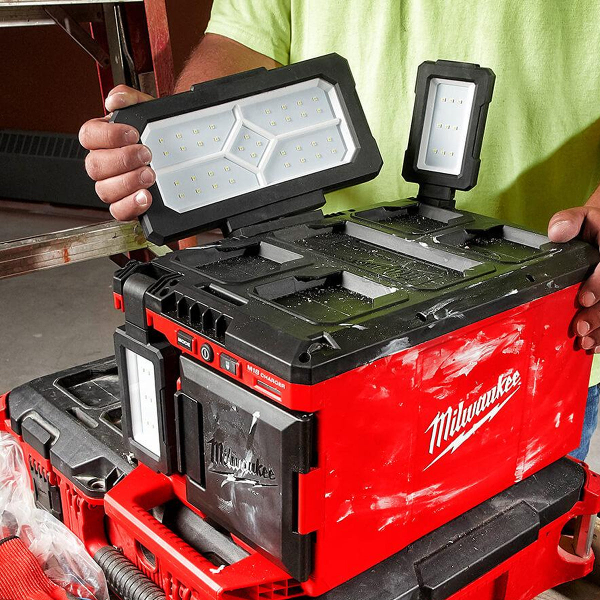 Milwaukee M18POALC-0 18V Packout Area Light & Charger with 2 x 5.0Ah Battery